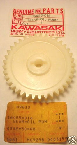 NOS KAWASAKI F6 125 F7 175 KD175 KE175 Oil Pump Gear