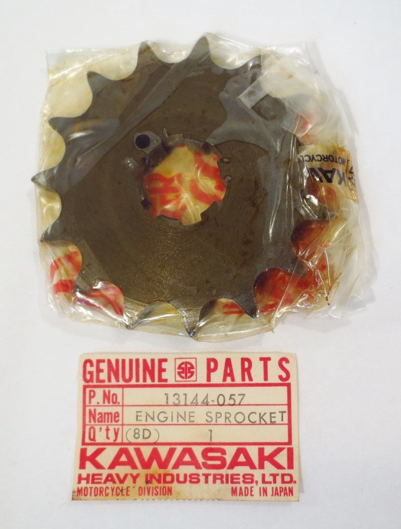 NOS KAWASAKI Engine Sprocket KZ400 15T